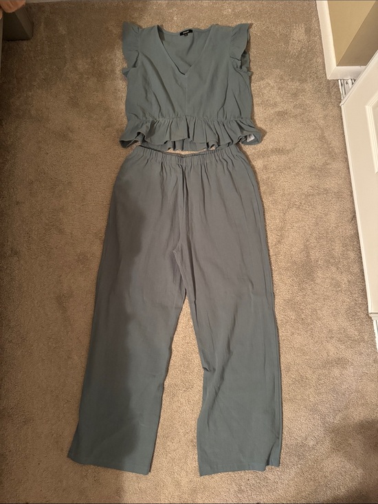 Wishlist Pants - NWOT Women’s Two-Piece Ruffle Top & Wide-Leg Pants Set - Sage Green